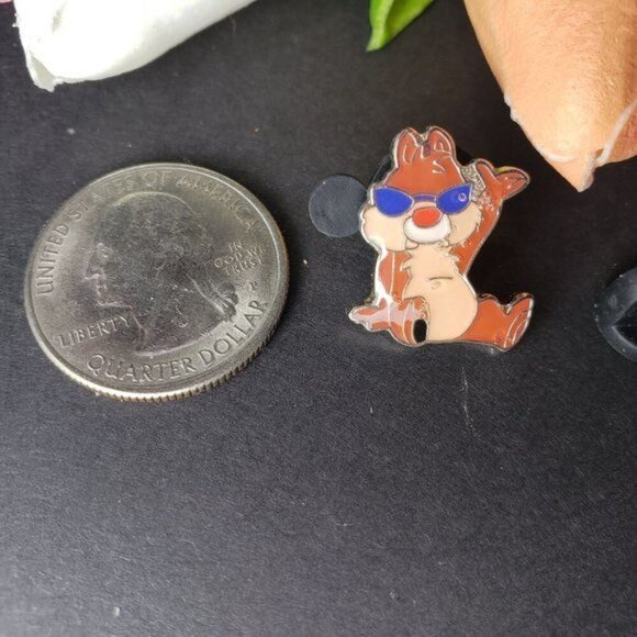 Disney Dale Trading Pin Chipmunk Sunglasses Brooch Lapel Pin Badge Accessories - Picture 2 of 5